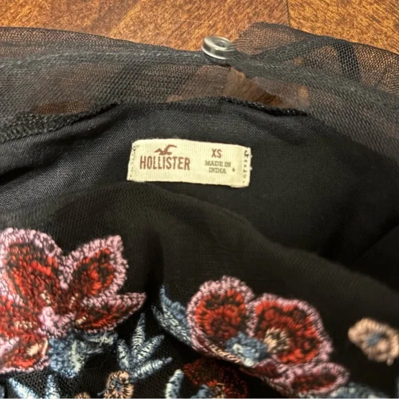 Whimsigoth Black Top with Floral Embroidery - Picture 5 of 6